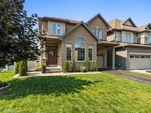525 Peerless St, Ottawa, ON K2J 6A5