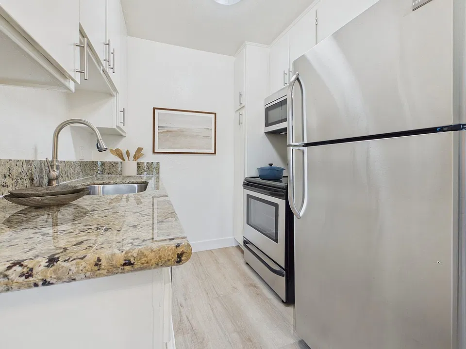 Gilmore Apartments - Van Nuys