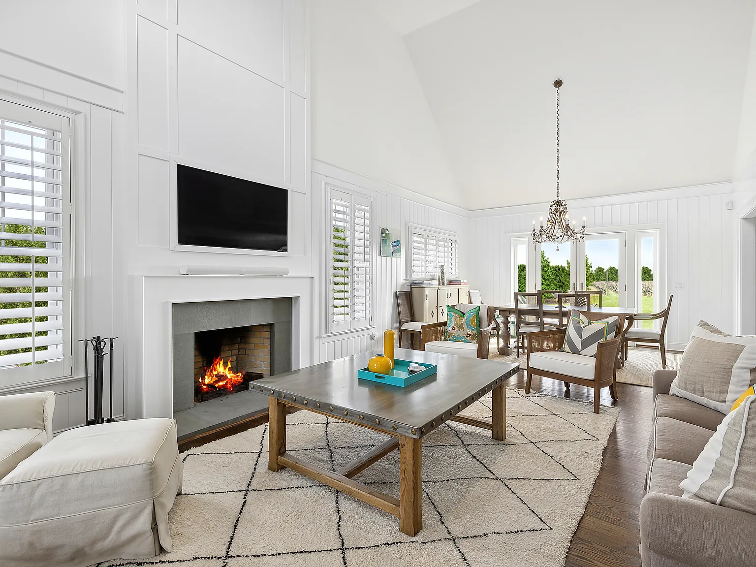 Exquisite Vineyard living with Sunset Views in Water Mill — Photo 3