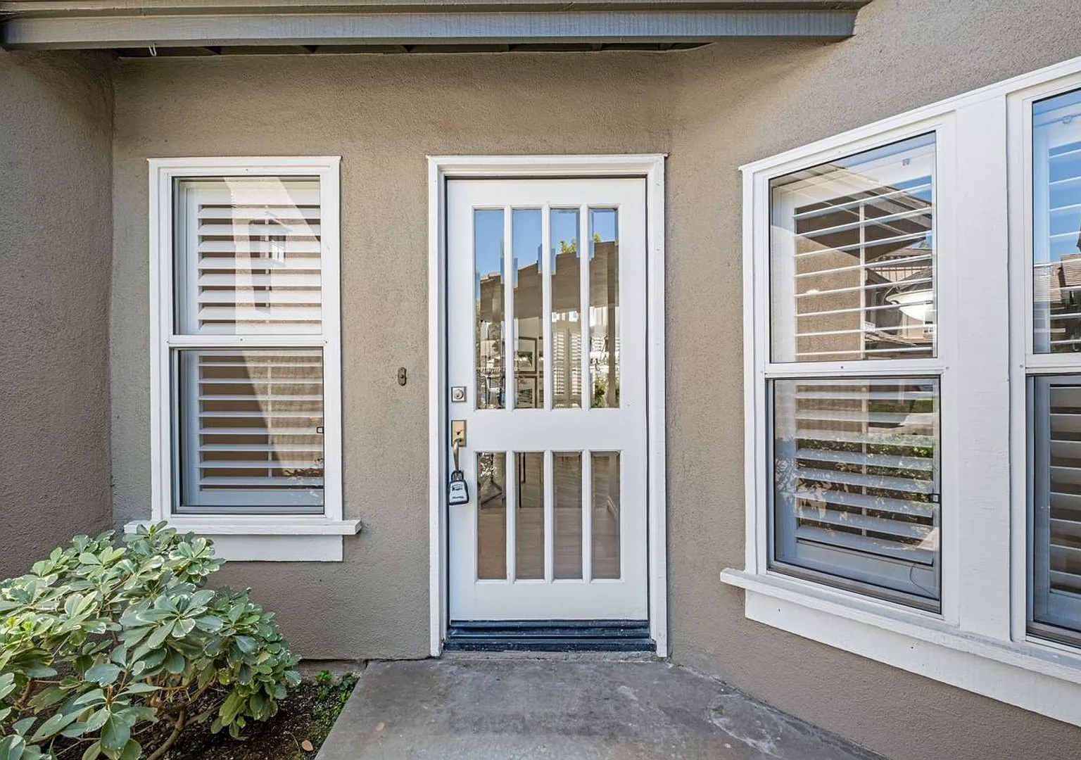 Gorgeous Newly Remodeled Townhome in Exclusive Gated Community — Photo 2