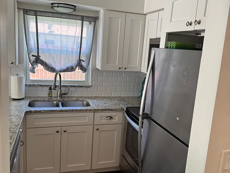 202 E St #B — Photo 4