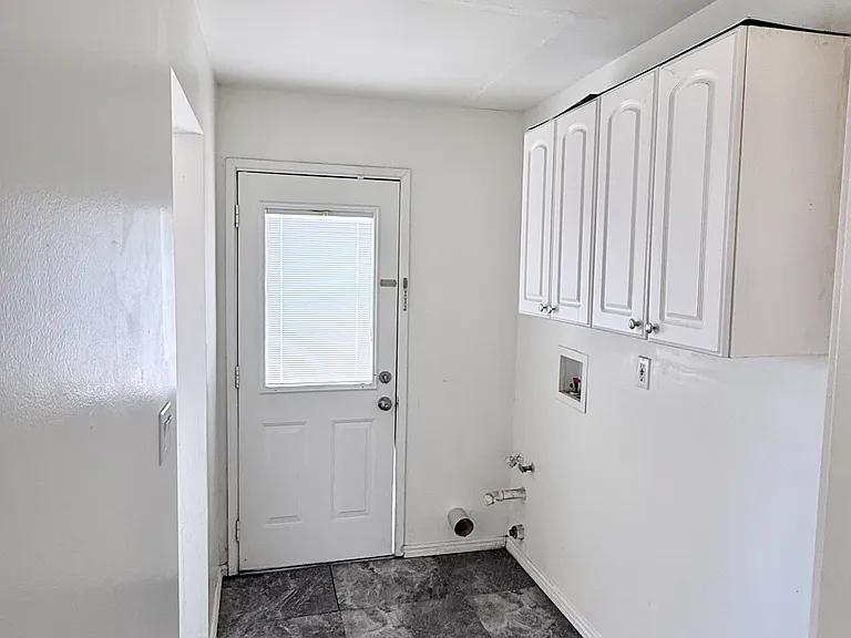 24460 Myers Ave — Photo 17