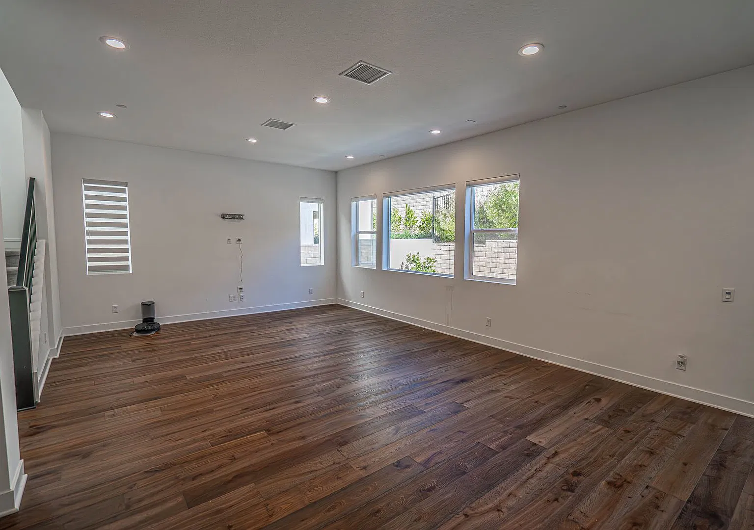 Coming Soon! 5 Bedroom Home For Rent Saugus! — Photo 2