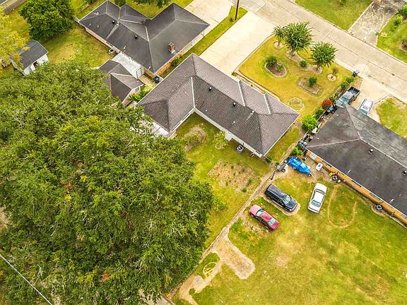 3rd image of 121 Mary Ann Ave