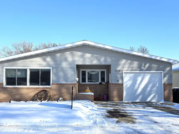 1221 N 15th St, Bismarck, ND 58501