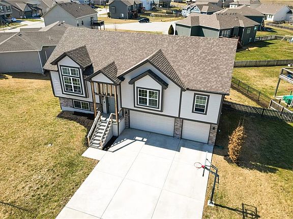 2nd image of 8117 SE Holly Dr