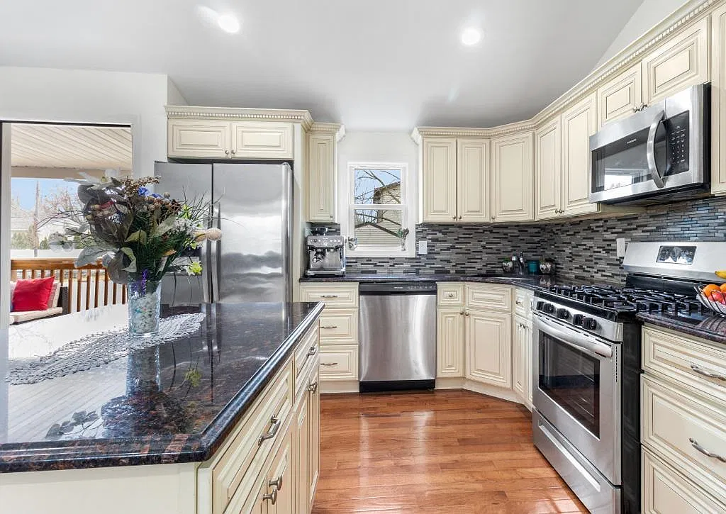 5 bed, 2200 sqft, $5,500 — Photo 2
