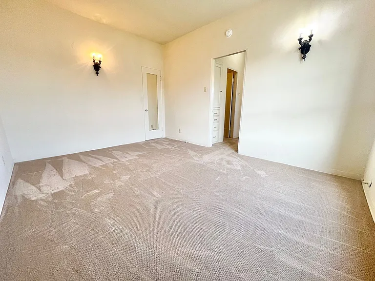 Charming Vintage 1BD/1BA Upstairs Corner Unit Near 7th Street | On-Site Laundry — Photo 10