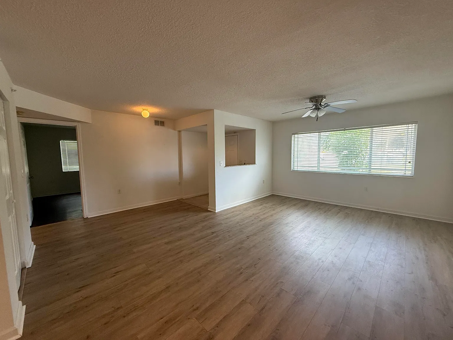 3 bed, 2.0 bath, 1373 sqft, $2,200 — Photo 3