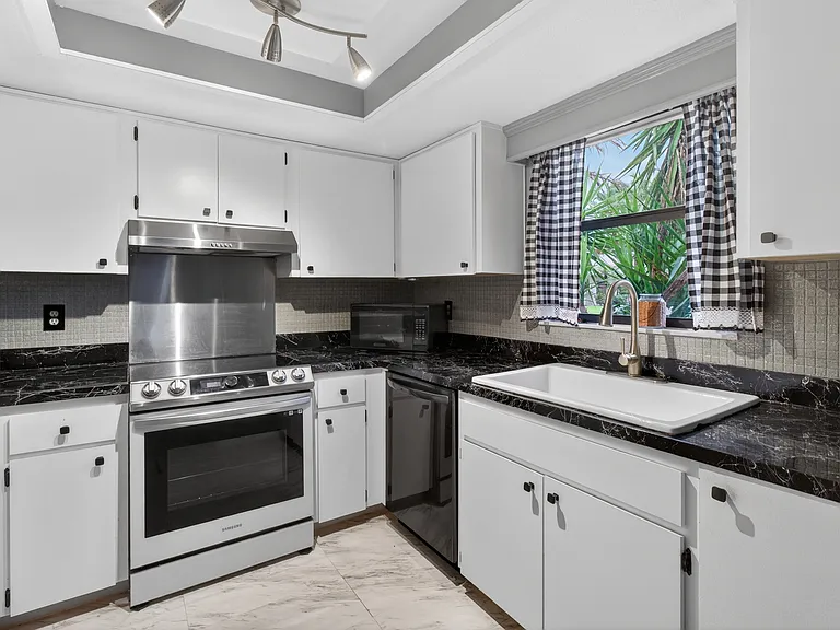 320 Michaels Cir — Photo 12