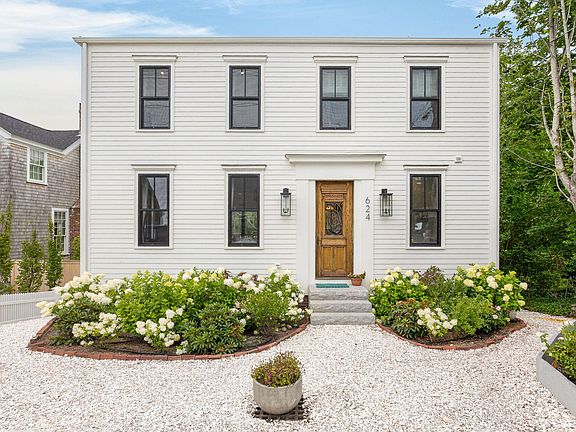 4th image of 624 Commercial Street