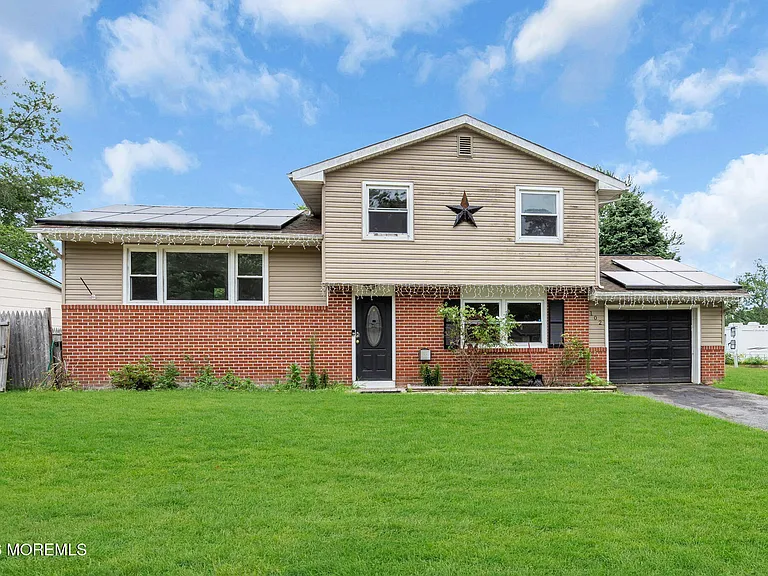 102 Buckhorn Lake Ct — Photo 1