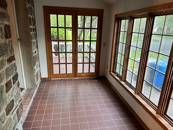 3rd image of 34 Cawley St