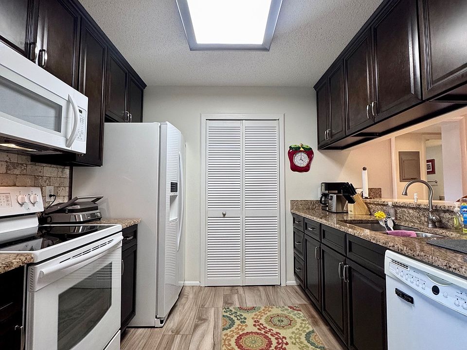 Beautiful Kitchen w/ Pantry!