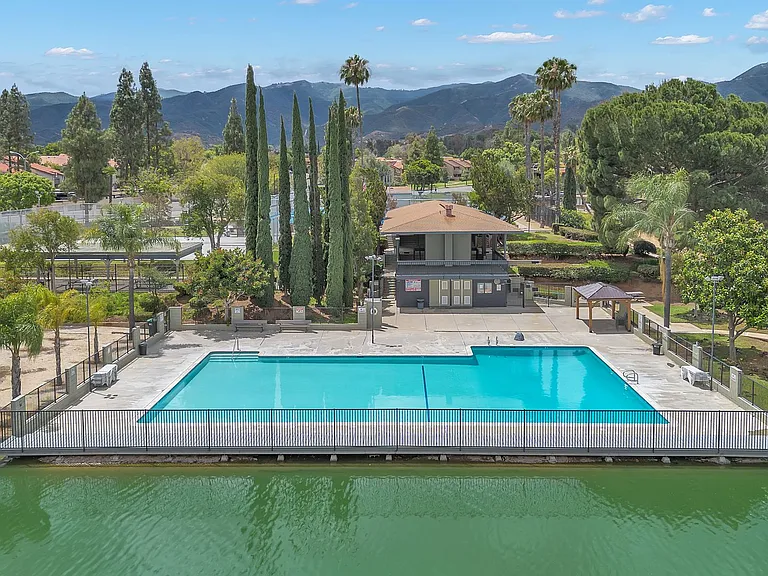 1428 Camelot Dr — Photo 3
