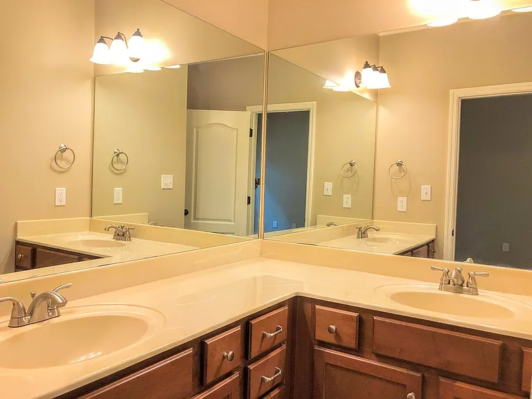 1121 Livingston Trl — Photo 30