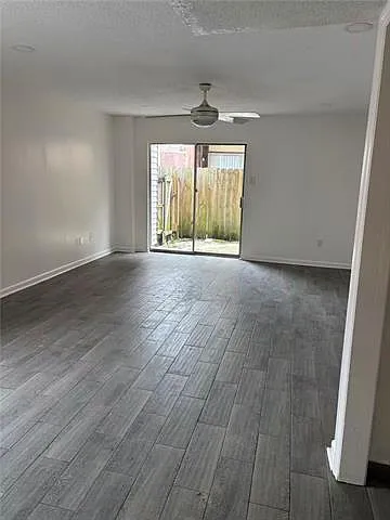 3 bed, 3.0 bath, 1100 sqft, $1,400 — Photo 2