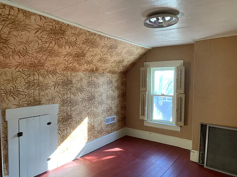 212 Alden St — Photo 9