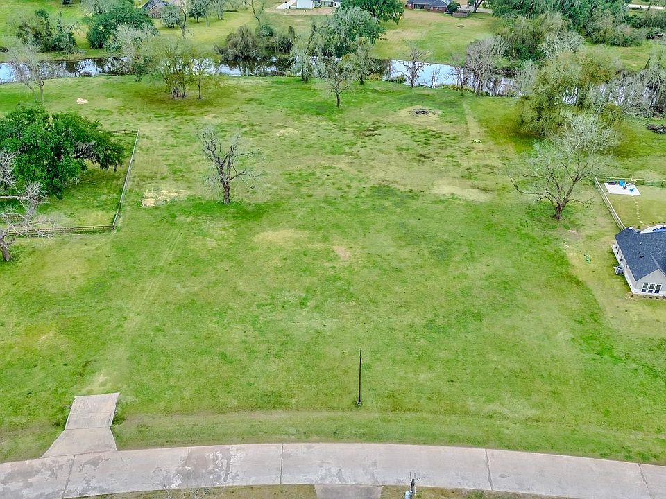 2nd image of 865 Mill Rd