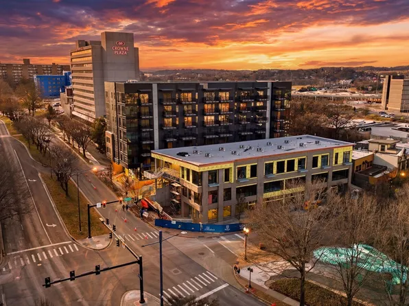 327 W Summit Hill Dr #700, Knoxville, TN 37902