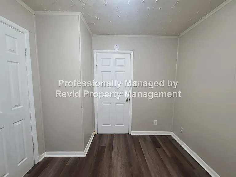 744 Lester St — Photo 9