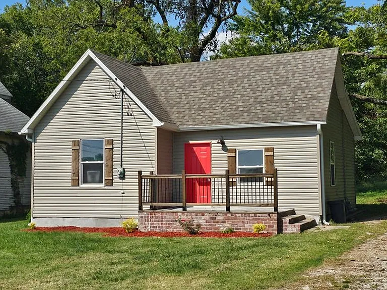 1307 E Locust Springfield — Photo 3