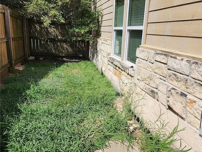 3412 Cullen Trl — Photo 37