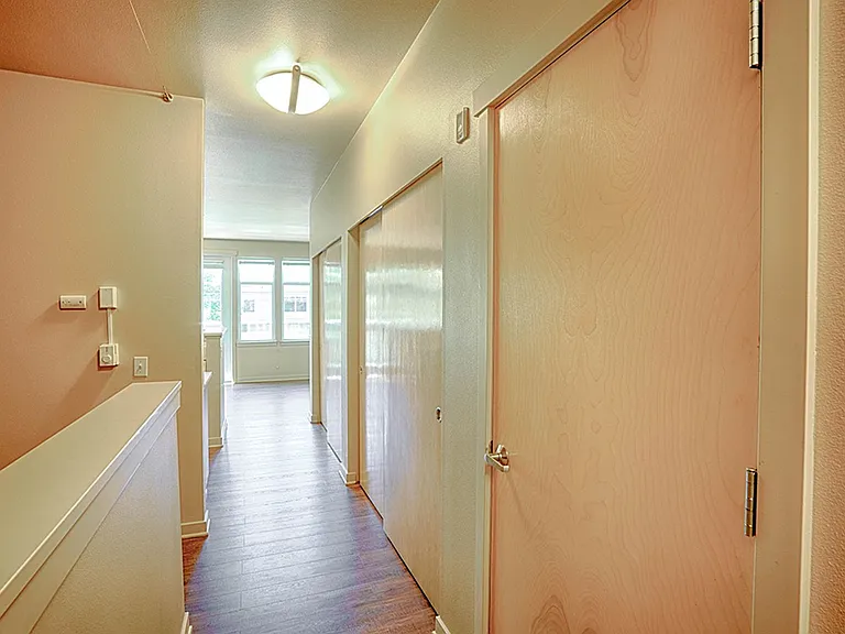 Saxe Apartments — Photo 29