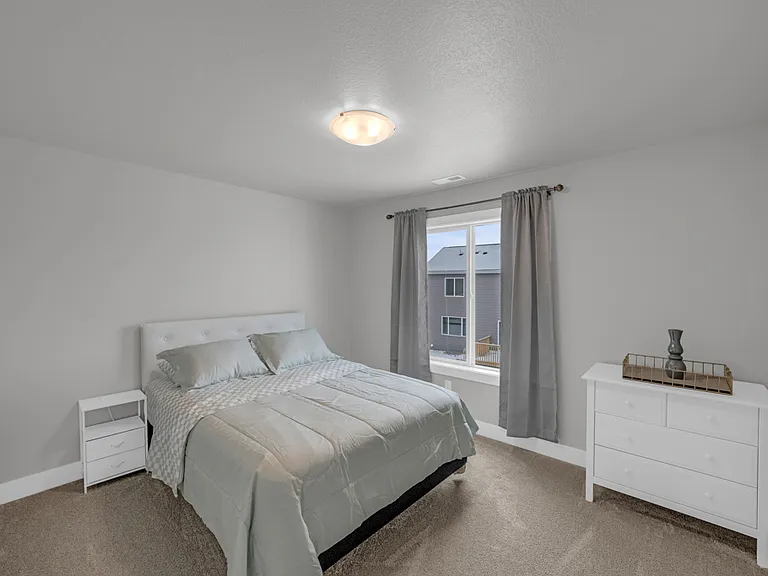 690 SE Booth Ave — Photo 24