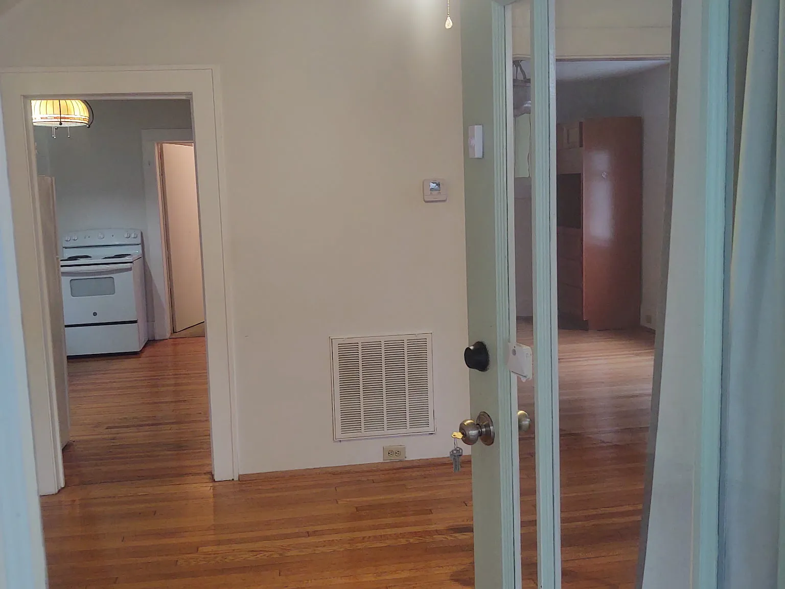 1 bed, 900 sqft, $1,200 — Photo 4