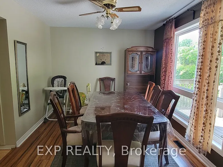796 Harlequin Cres — Photo 8