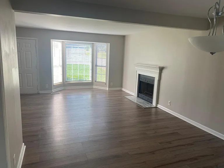 1114 Cedarhill Ct — Photo 4