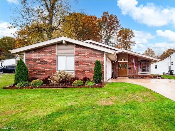 26891 Locust Dr, Olmsted Falls, OH 44138