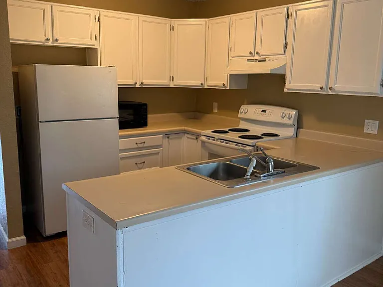 305 Meadow Dr — Photo 4
