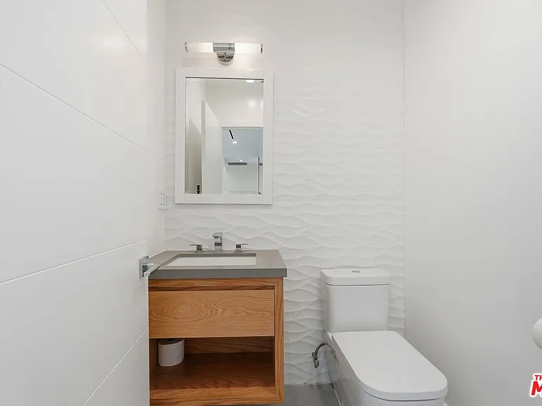 5735 Saloma Ave — Photo 29