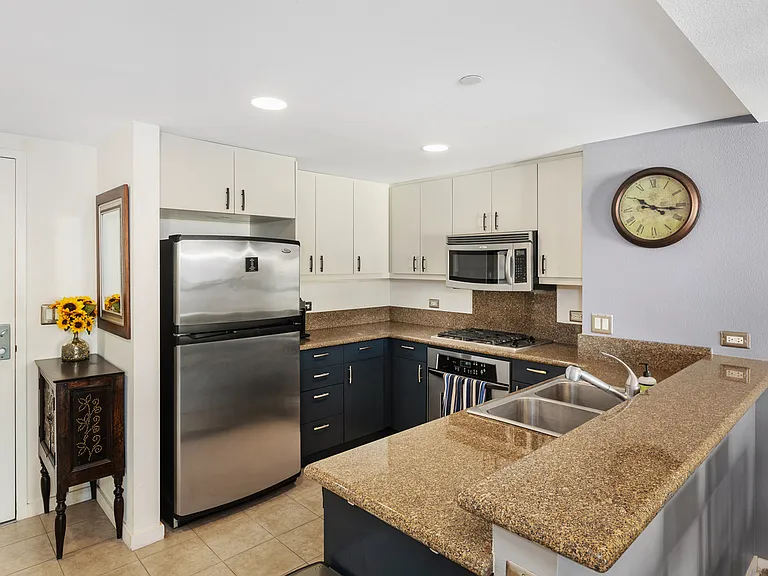 875 G St #302 — Photo 8