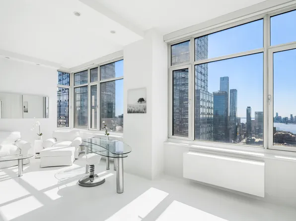 635 West 42nd Street image 5 of 19