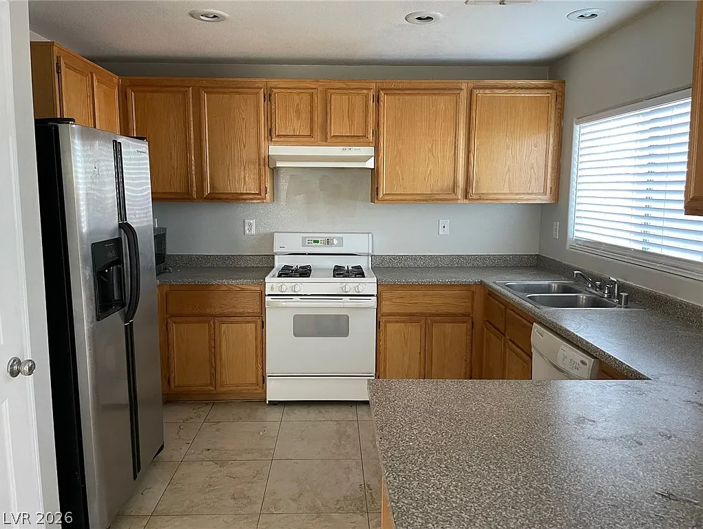 5 bed, 3.0 bath, 2039 sqft, $2,250 — Photo 3