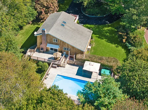 15 Windwood Ct, Westhampton, NY 11977