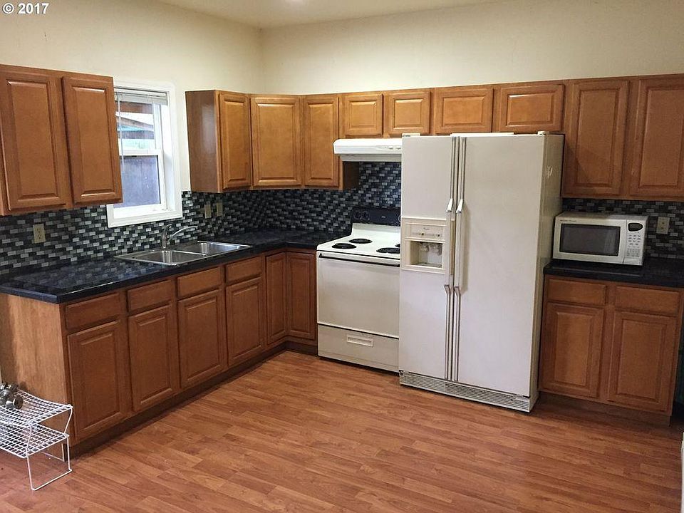 2nd image of 380 SE 141st Ave Unit B
