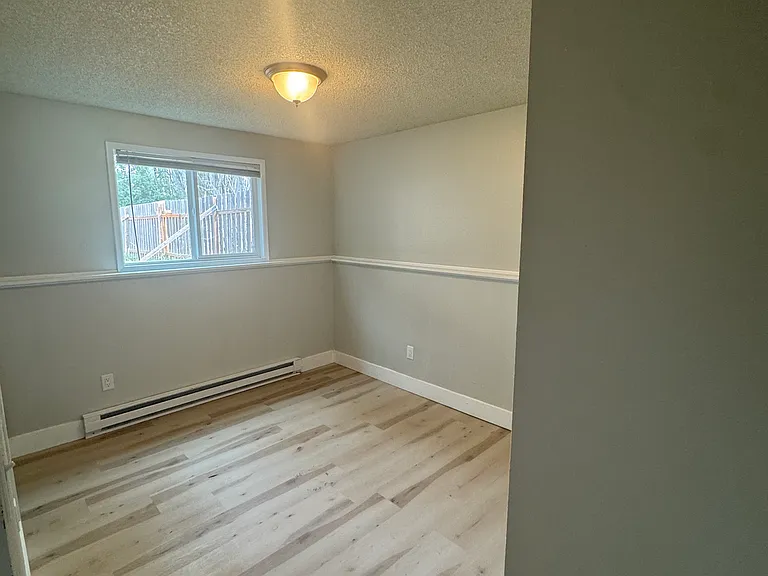 380 NW Thomas St #B — Photo 13