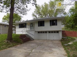 216 SW 21st St, Oak Grove, MO 64075