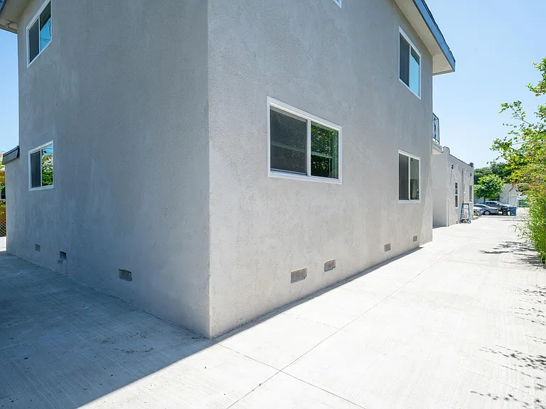 2325 1/2 S Sycamore Ave — Photo 8