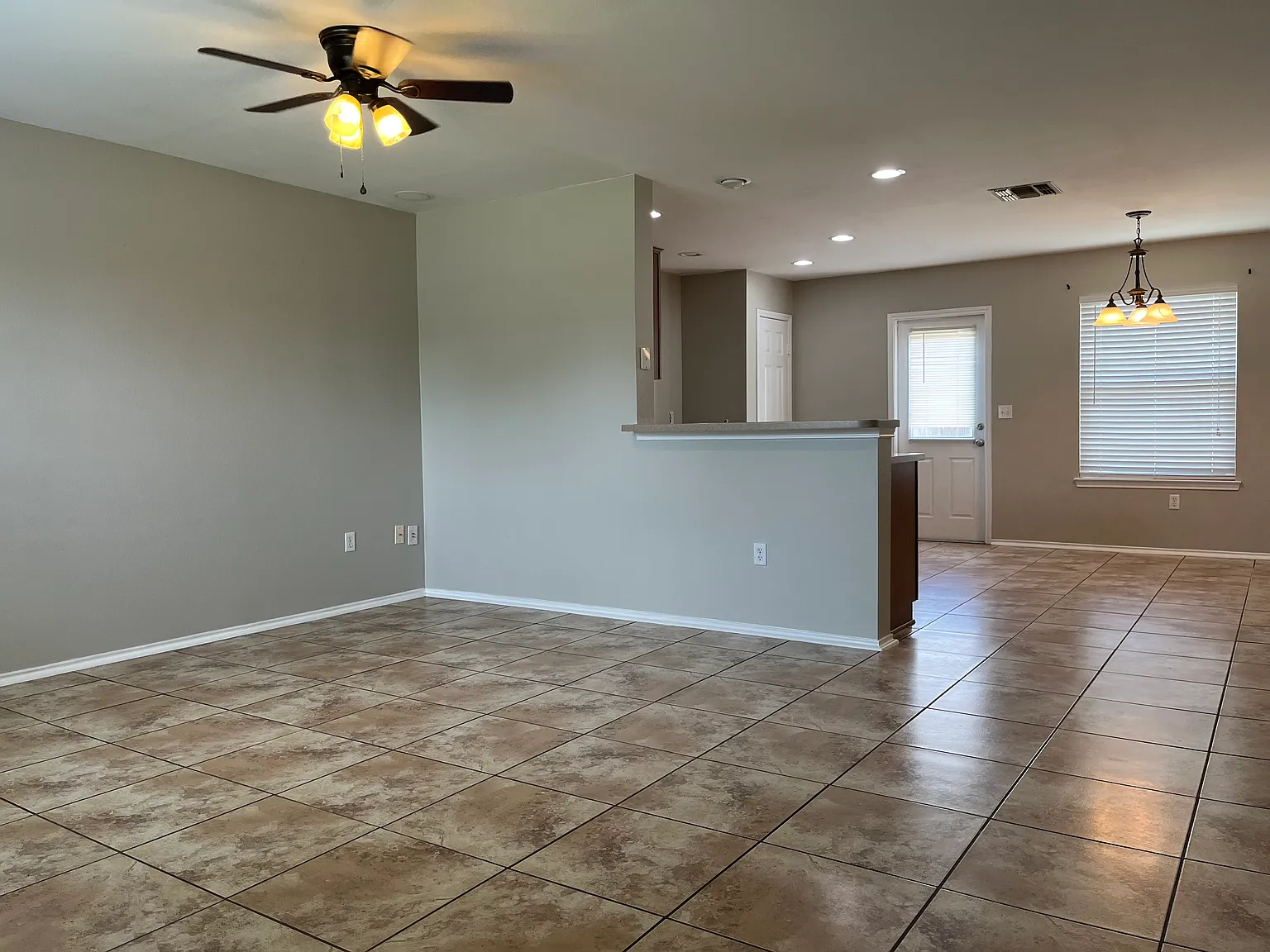 3 bed, 1412 sqft, $1,950 — Photo 2
