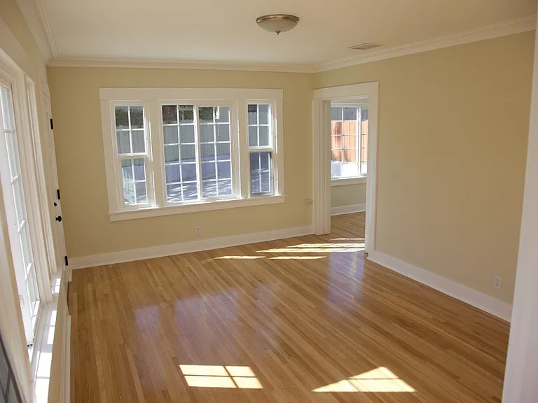 1433 Talmadge St — Photo 6