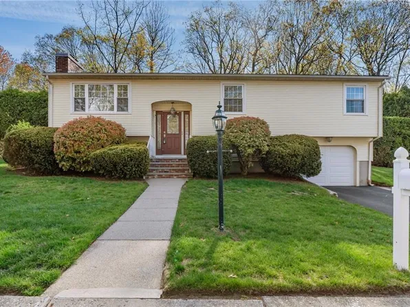 8 Joyce Dr, North Providence, RI 02911