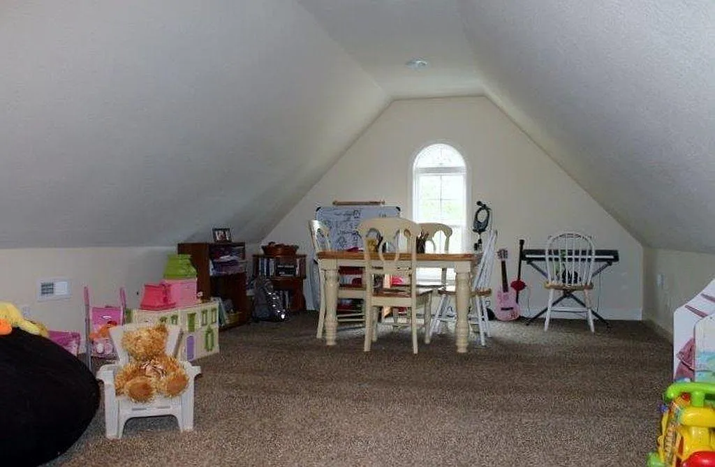 3 bed, 1900 sqft, $2,350 — Photo 3