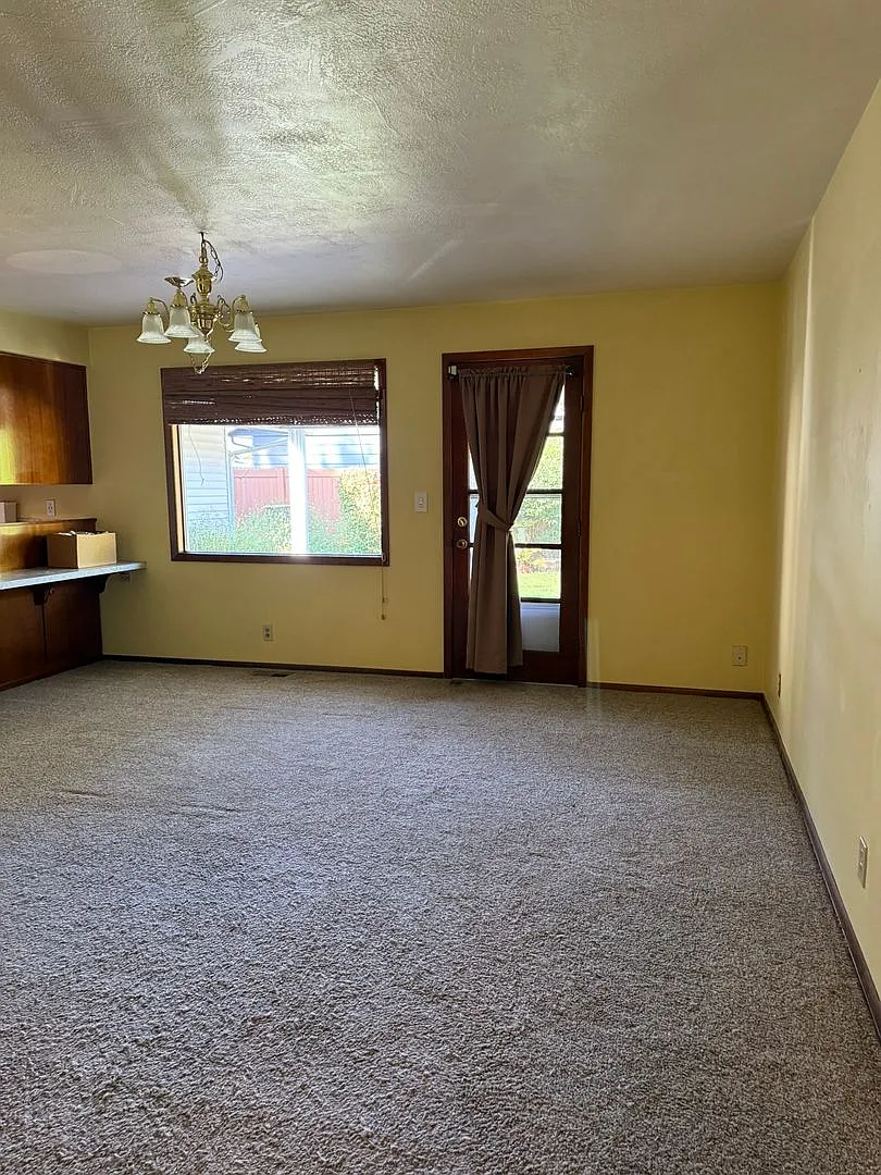 Beautifully Landscaped Single Level House in Well Established NE Salem Neighborhood - Pet Friendly — Photo 2