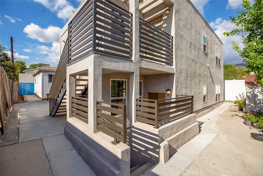 1045 Sonora Ave — Photo 1