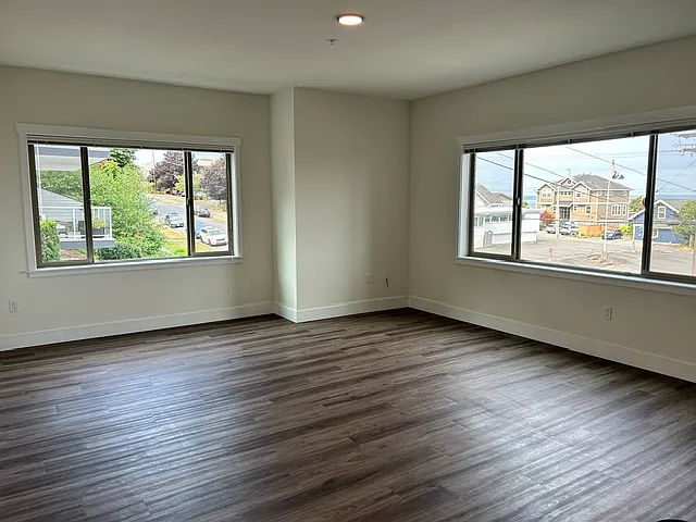700 N State St — Photo 3